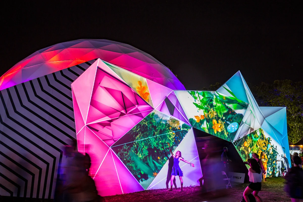 The illuminated LAB façade